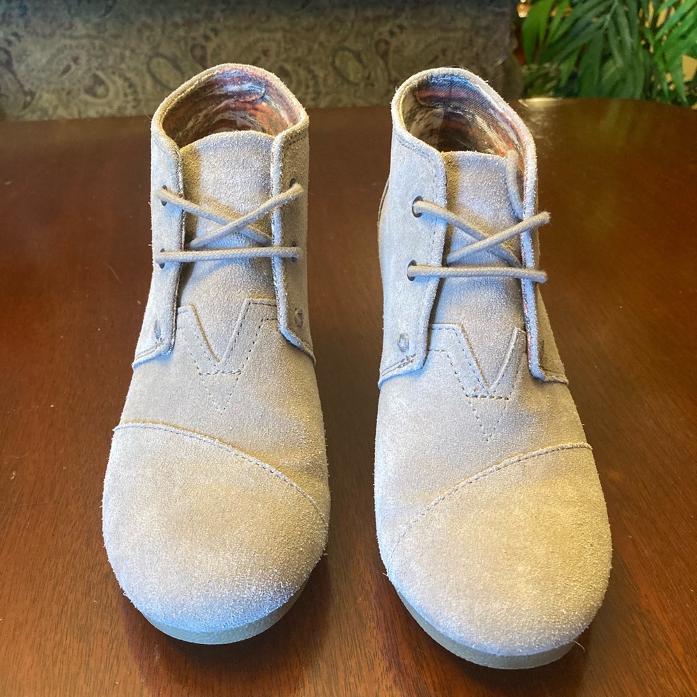 TOMS suede lace up wedge boot size 7.5. - Picture 5 of 7